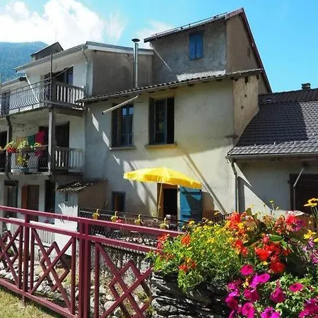 Chaleureuse Maison En Pierres Avec Terrasse Auzat