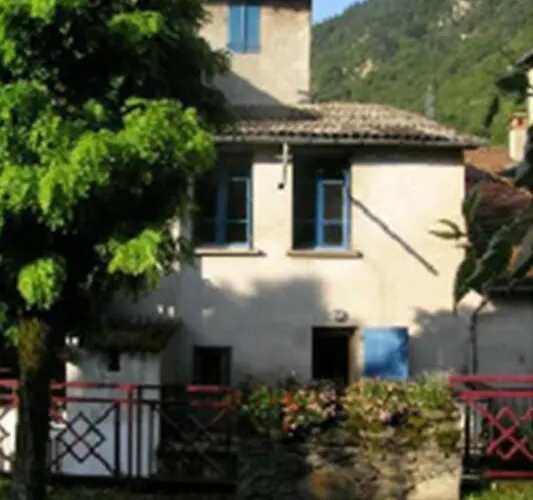 Casa vacanze Chaleureuse Maison En Pierres Avec Terrasse Auzat