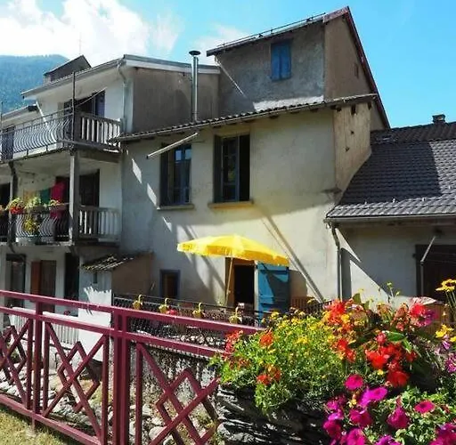 Chaleureuse Maison En Pierres Avec Terrasse Auzat