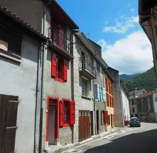 Casa vacanze Chaleureuse Maison En Pierres Avec Terrasse Auzat