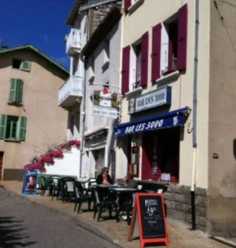 Casa vacanze Chaleureuse Maison En Pierres Avec Terrasse Auzat